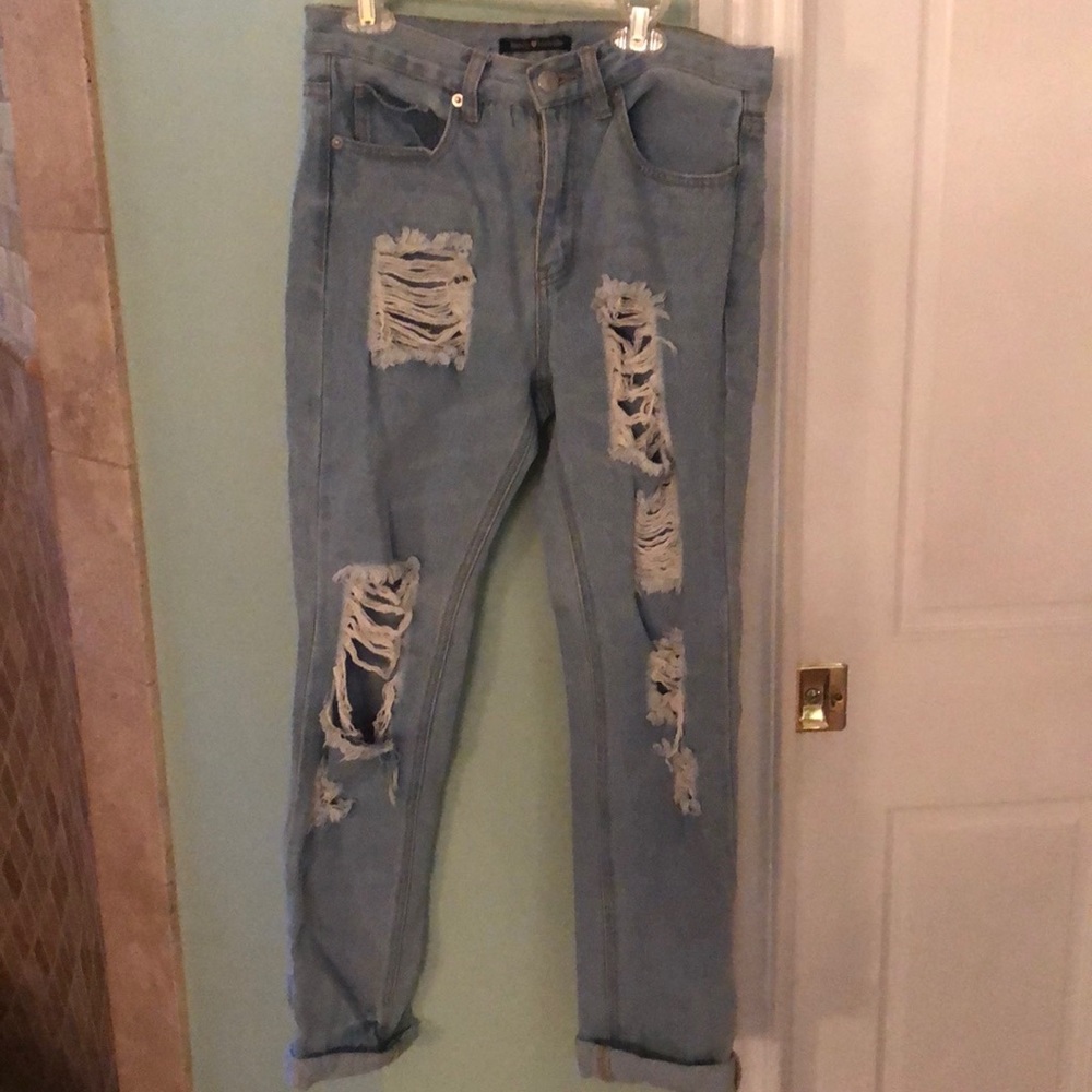BRANDY MELVILLE Distressed jeans. Light wash